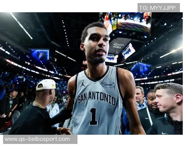 张佳玮解析马刺战术文班拿防守篮板后迅速推进全队快攻策略