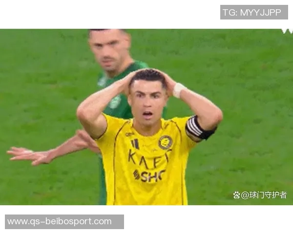 C罗中路停球失误错失良机遗憾抱头难掩失落情绪