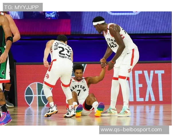 布朗谈场下观赛感受与獭兔默契配合的全新体验