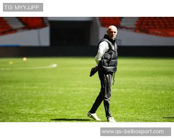 海港队在主教练穆斯卡特的带领下全力备战重返赛场迎接新挑战 海港队在主教练穆斯卡特的带领下全力备战重返赛场迎接新挑战