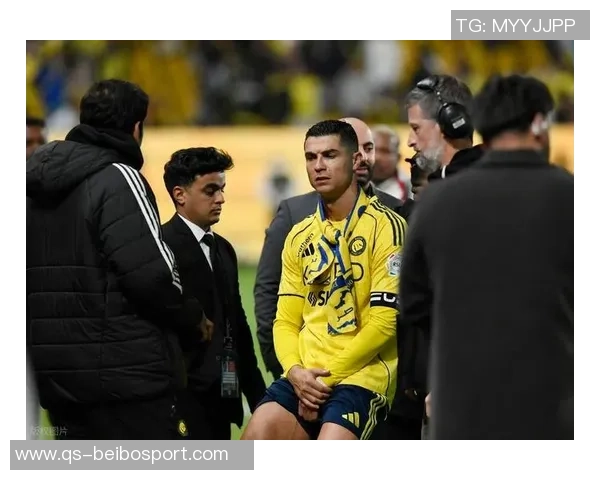 C罗中路停球失误错失良机遗憾抱头难掩失落情绪 C罗中路停球失误错失良机遗憾抱头难掩失落情绪