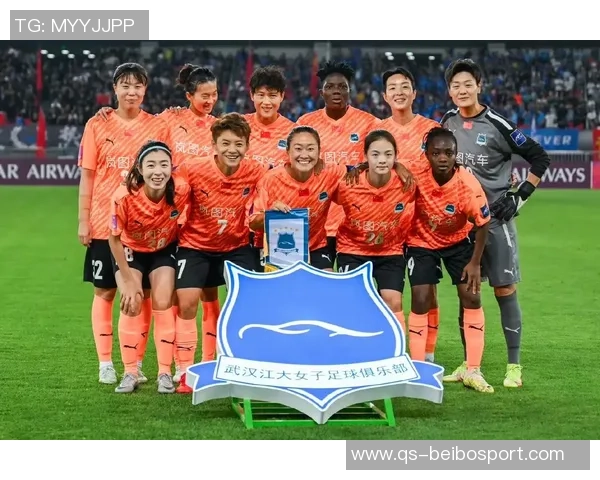 武汉车谷江大女足赛后自豪展示国旗合影庆祝中国骄傲时刻 武汉车谷江大女足赛后自豪展示国旗合影庆祝中国骄傲时刻